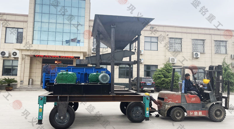 1012移動對輥破碎機(jī)時產(chǎn)量多少噸？價格多少錢一臺